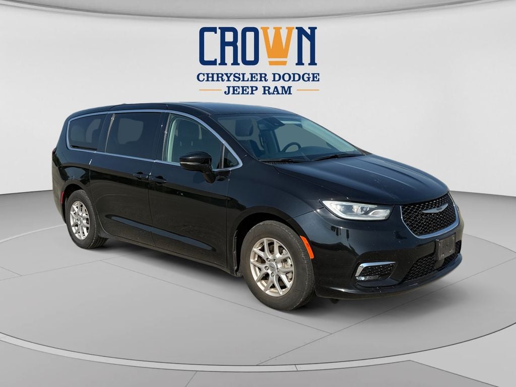 2024 Chrysler Pacifica Touring L in Diamond Black Crystal Pearlcoat — front three-quarter view