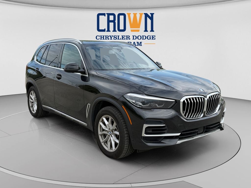 2023 BMW X5 xDrive40i in Black Sapphire Metallic — front three-quarter view