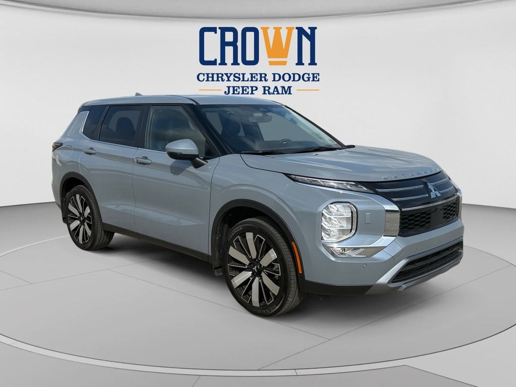 2025 Mitsubishi Outlander Base in Other — front three-quarter view